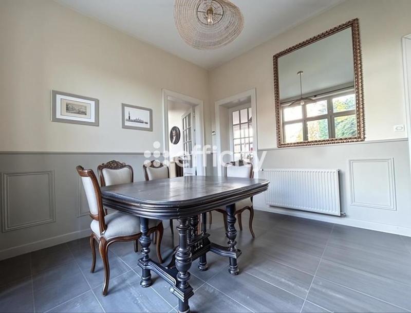 Maison - 210 m² - 8 pièces