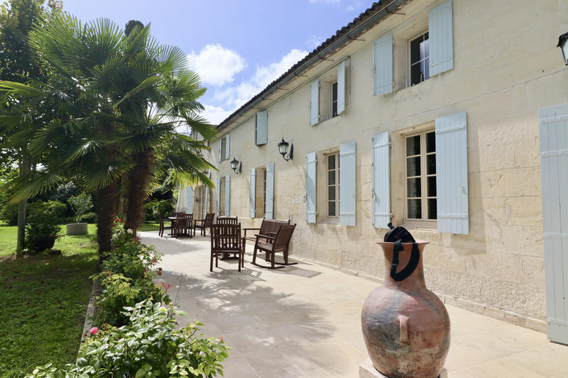 Maison - 460 m² - 9 pièces