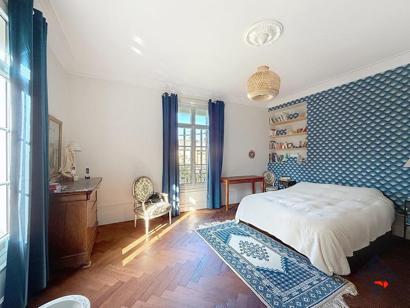 Maison - 240 m² - 10 pièces