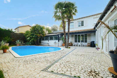 Villa - 216 m² - 6 pièces