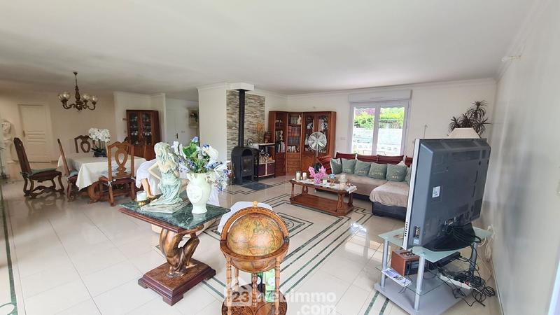 Maison - 235 m² - 8 pièces