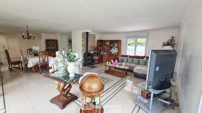 Maison - 235 m² - 8 pièces