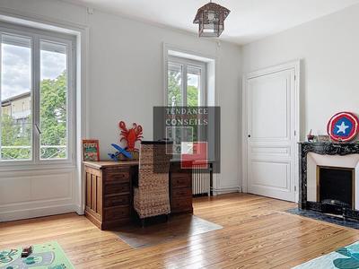 Maison - 300 m² - 13 pièces