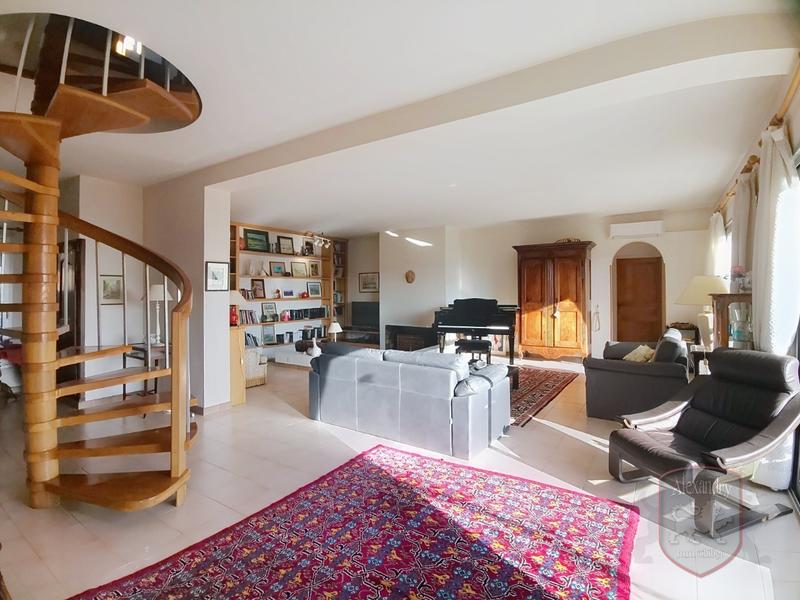 Maison - 180 m² - 5 pièces