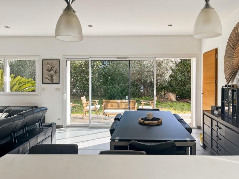 Villa - 323 m² - 8 pièces