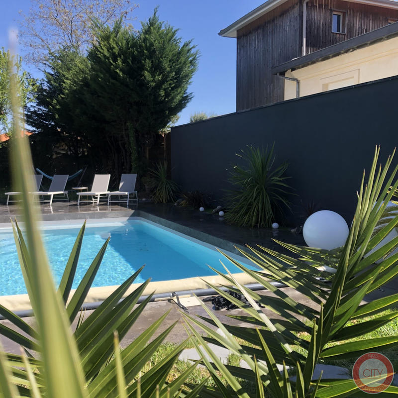 Maison traditionnelle - 223 m² - 9 pièces