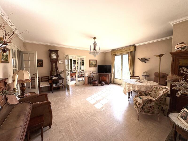 Maison - 241 m² - 8 pièces