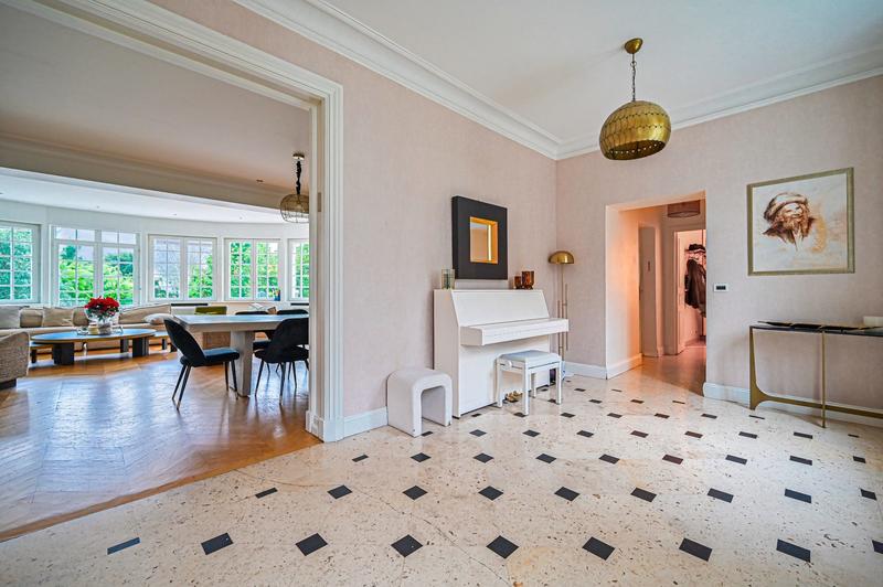 Maison - 418 m² - 9 pièces