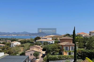 Maison - 220 m² - 6 pièces