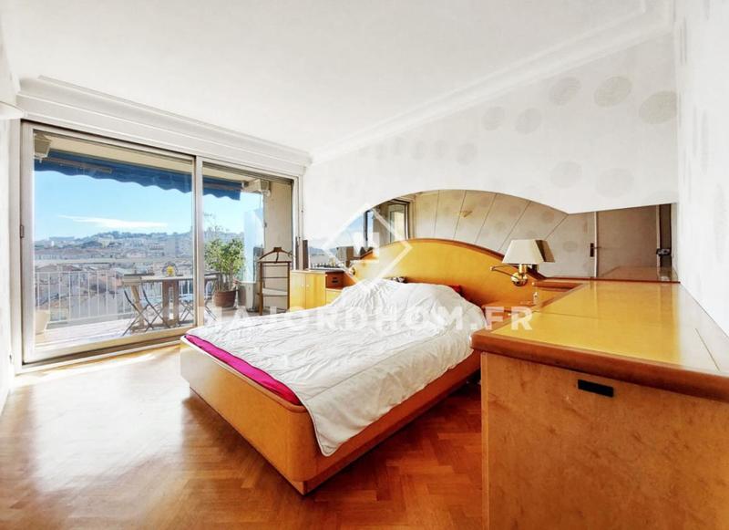 Appartement - 152 m² - 6 pièces