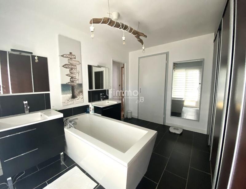 Maison - 209 m² - 6 pièces