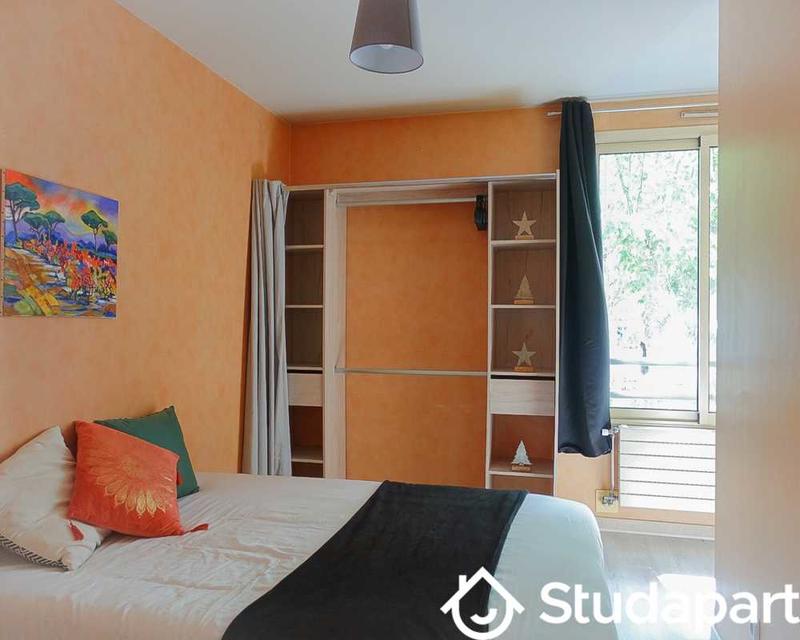 Chambre - 100 m² - 1 pièce