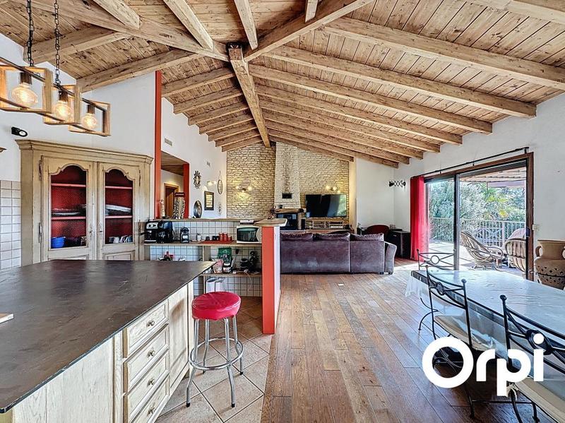 Maison - 239 m² - 8 pièces