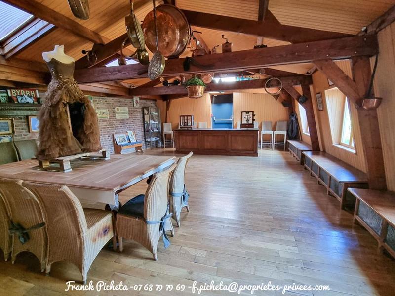 Demeure - 1 000 m² - 17 pièces