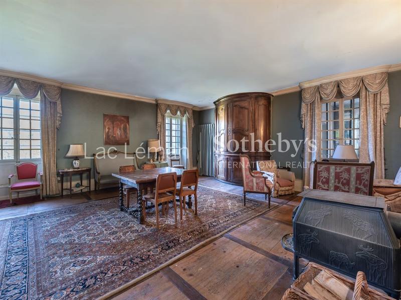 Maison - 1 131 m² - 15 pièces