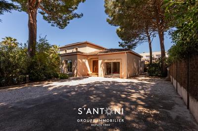 Maison - 202 m² - 8 pièces