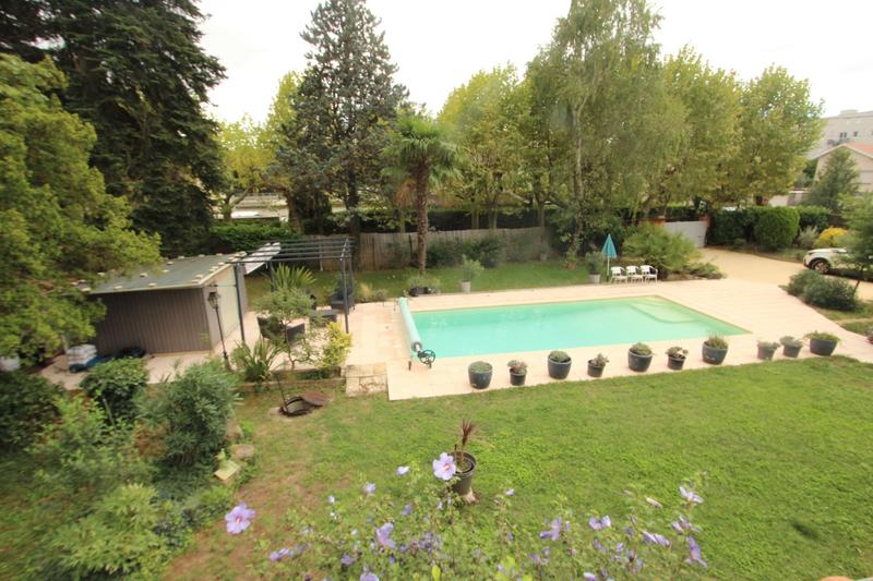 Maison - 230 m² - 10 pièces