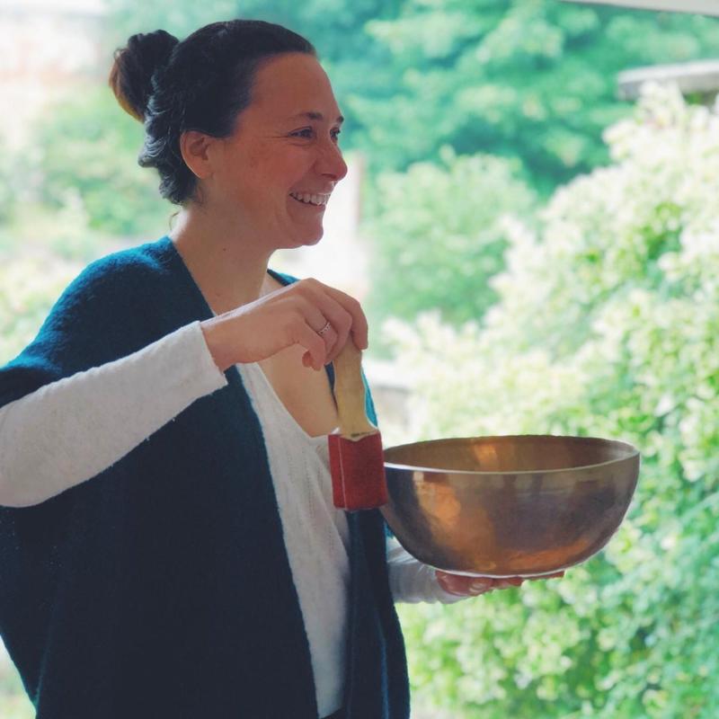 Capucine Clayton :   Bain Sonore aux bols tibétains, cristal et carillon