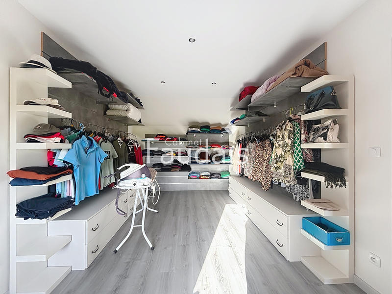 Maison - 246 m² - 8 pièces