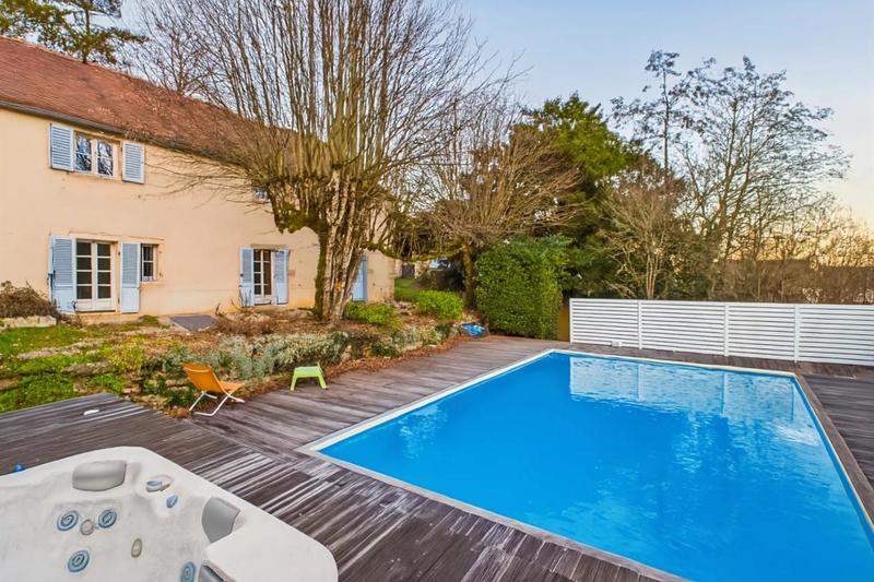 Propriété - 236 m² - 13 pièces