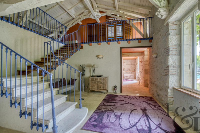 Maison - 769 m² - 8 pièces