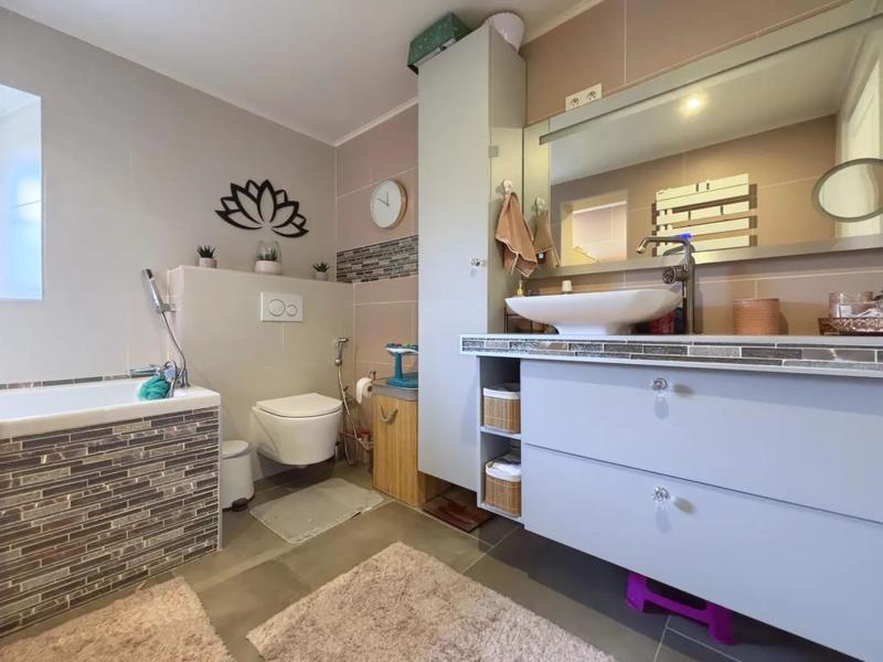 Maison - 241 m² - 8 pièces