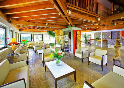 Propriété - 3 900 m² - 96 pièces