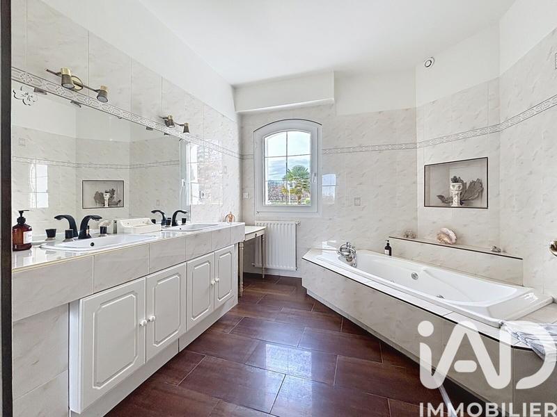 Maison - 328 m² - 8 pièces