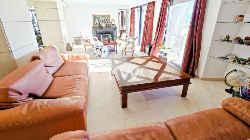 Maison - 600 m² - 10 pièces