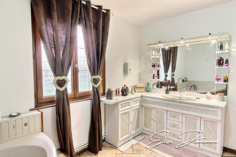 Maison - 216 m² - 6 pièces