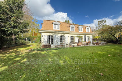 Maison - 275 m² - 15 pièces