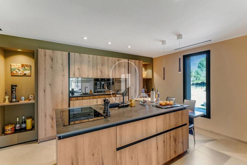 Maison - 200 m² - 4 pièces