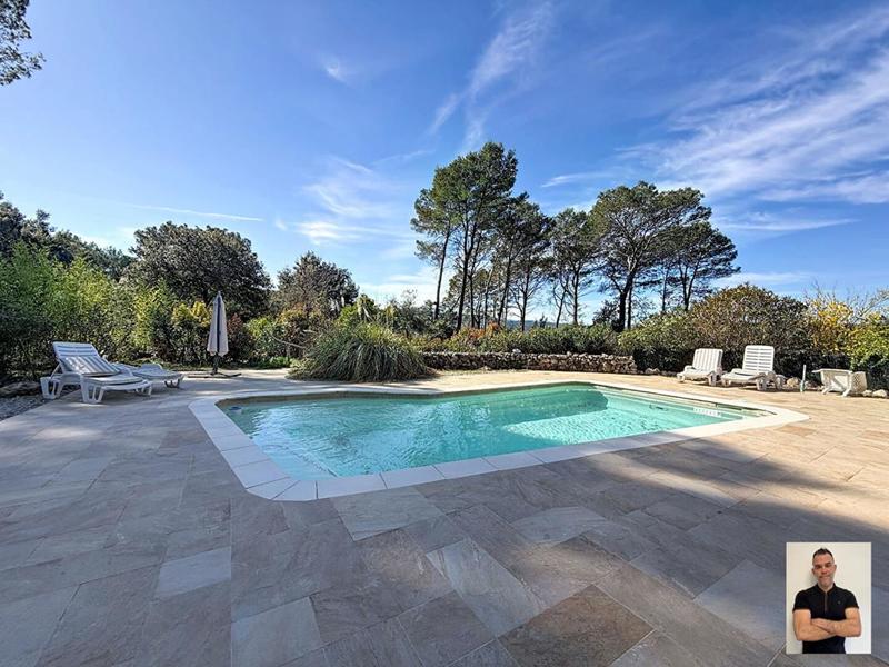 Maison - 205 m² - 5 pièces