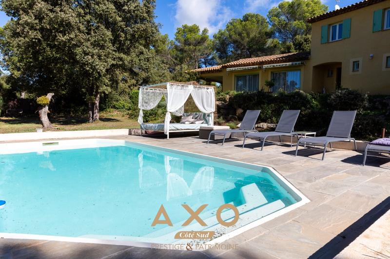 Maison - 230 m² - 8 pièces