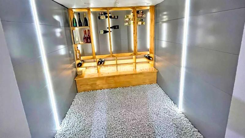 Maison - 264 m² - 8 pièces