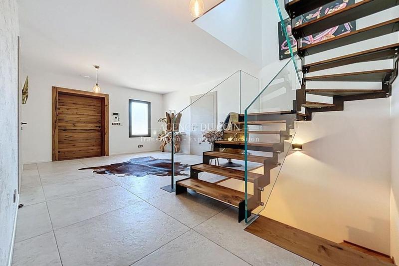 Maison traditionnelle - 280 m² - 6 pièces