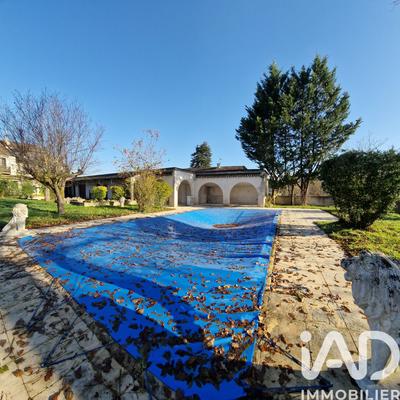 Maison - 250 m² - 8 pièces