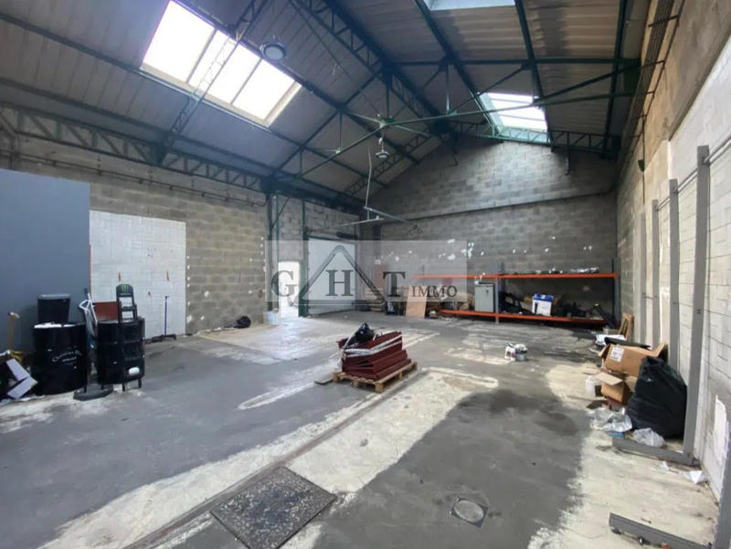 Entrepôt - 900 m²