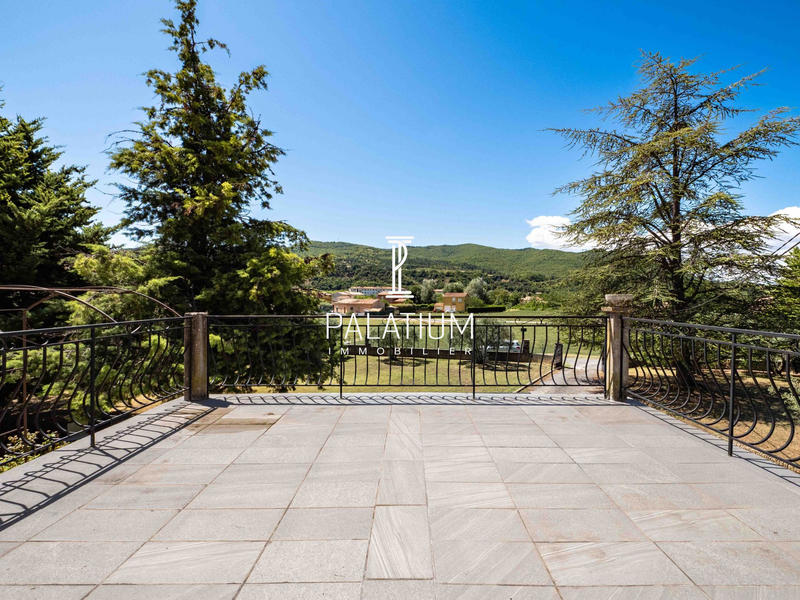 Maison - 236 m² - 7 pièces