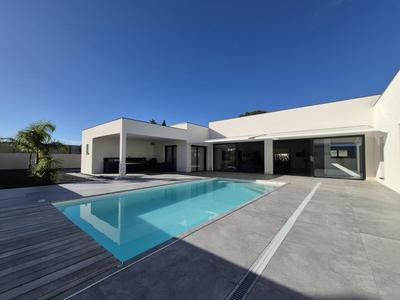 Maison - 232 m² - 6 pièces