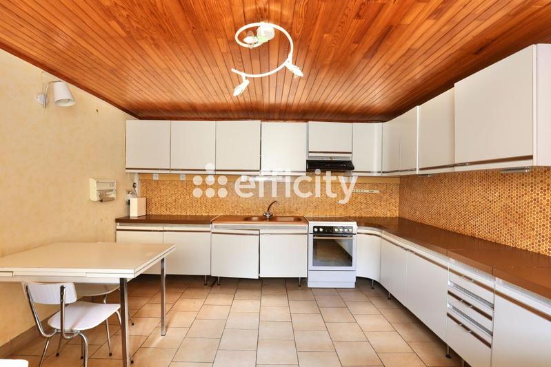 Maison - 208 m² - 12 pièces