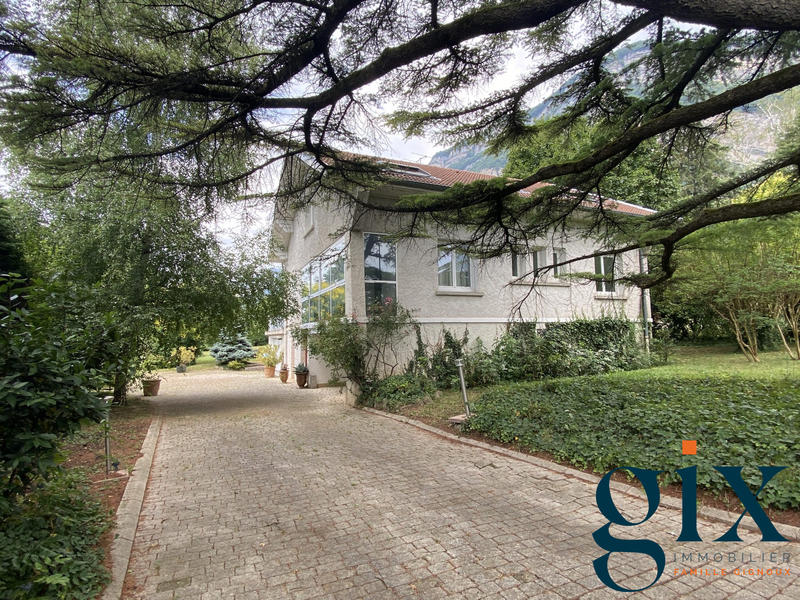 Maison - 317 m² - 11 pièces