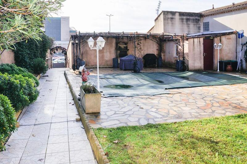 Maison - 219 m² - 10 pièces