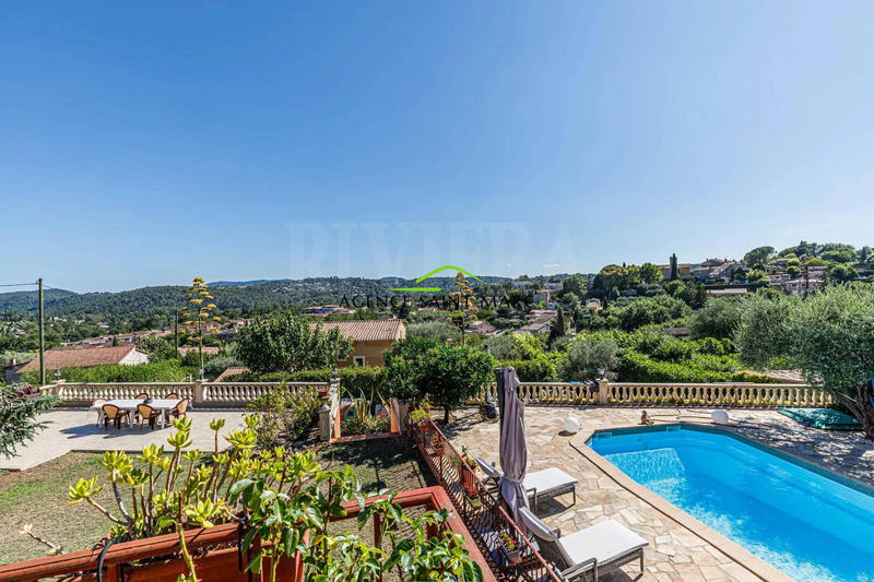 Maison - 298 m² - 9 pièces