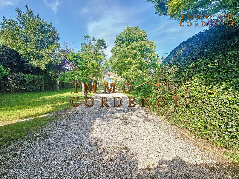 Maison traditionnelle - 237 m² - 9 pièces