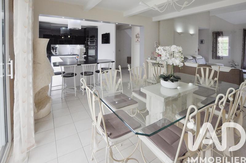 Maison - 219 m² - 8 pièces