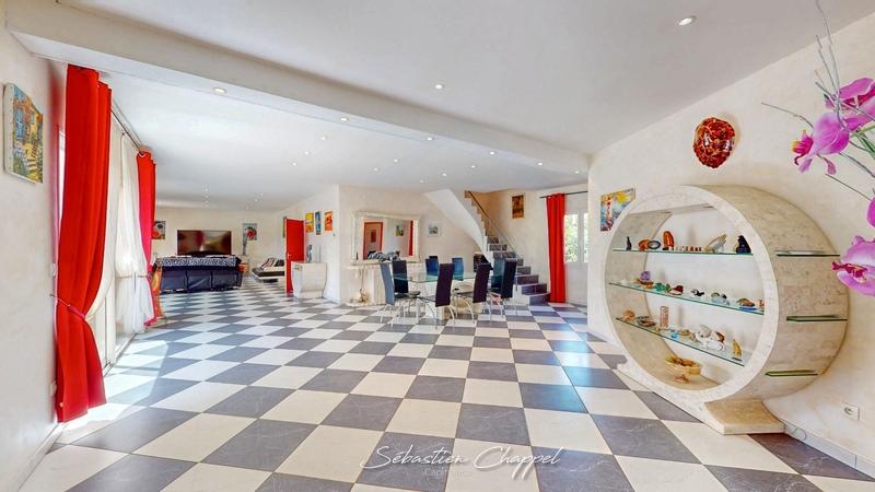 Maison - 252 m² - 10 pièces