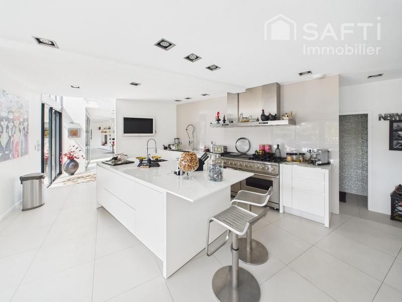 Maison - 390 m² - 9 pièces