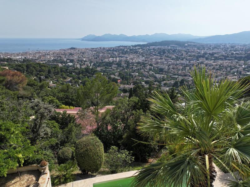 Propriété - 923 m² - 8 pièces