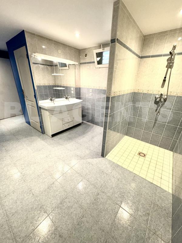 Propriété - 214 m² - 8 pièces